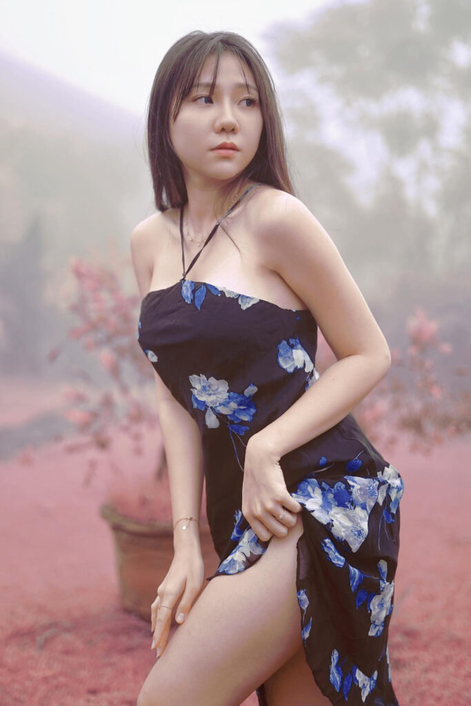 Dress Seksi Jena Dammaya pamer paha mulus