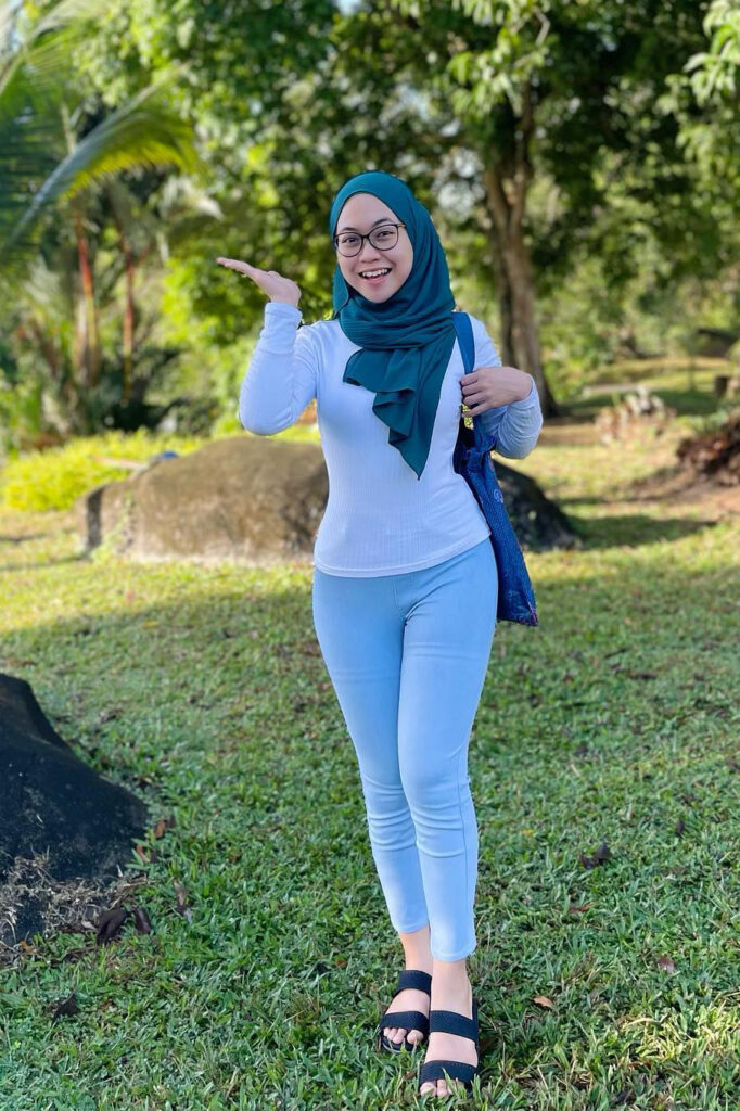 Eina Keina Celana Jeans Ketat Hijab Paha