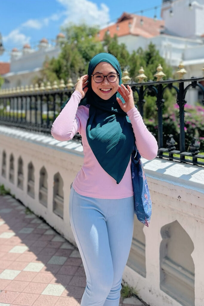 Eina Keina Celana Jeans Ketat Hijab pose busung dada