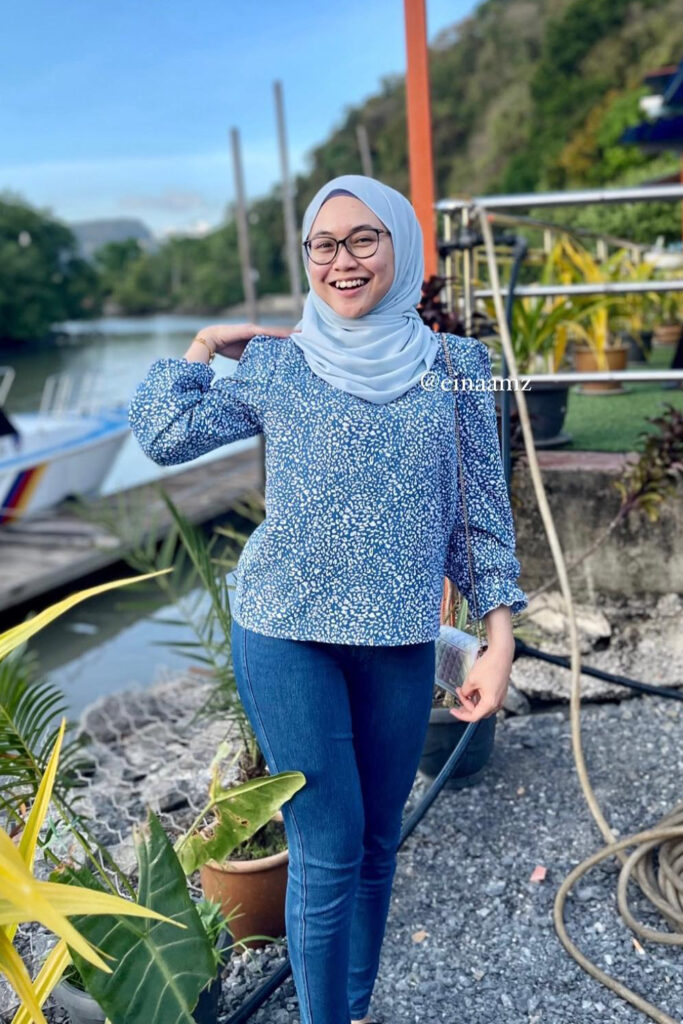 Eina Keina Celana Jeans Ketat Hijab senyum