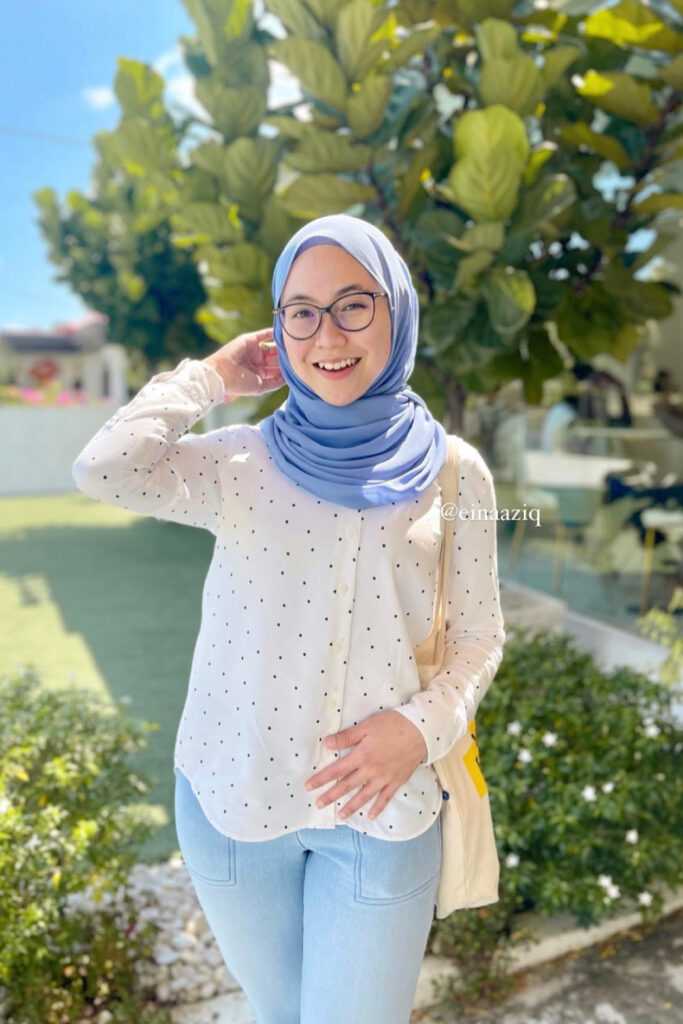 Eina Keina Celana Jeans Ketat Hijab senyum manis menggoda