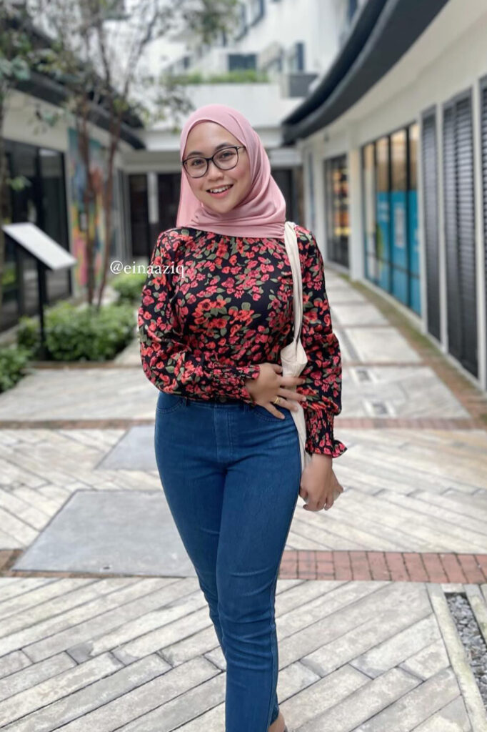 Eina Keina Celana Jeans Ketat Hijab senyum seksi