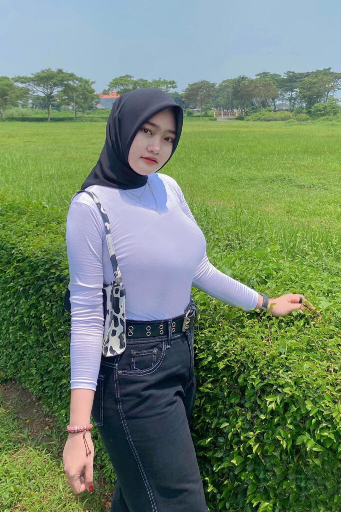 Indah Masula Nur Anisa Hijab Putih Ketat seksi hot