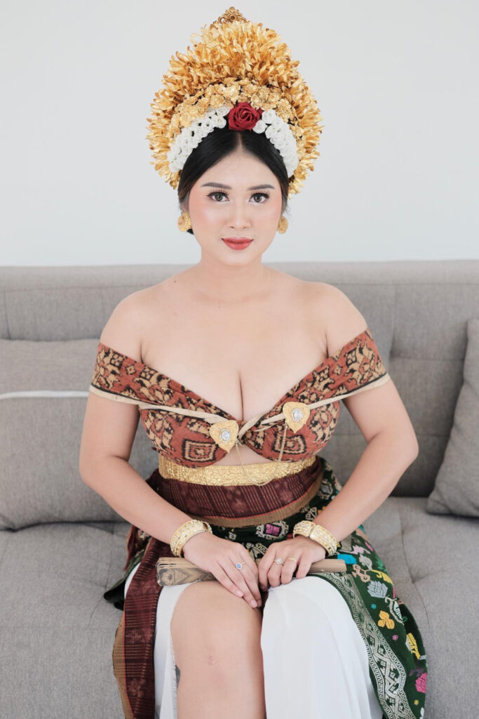 Kebaya Baju Tradisional Bali Seksi Sri Ayu Tarisa Curvy