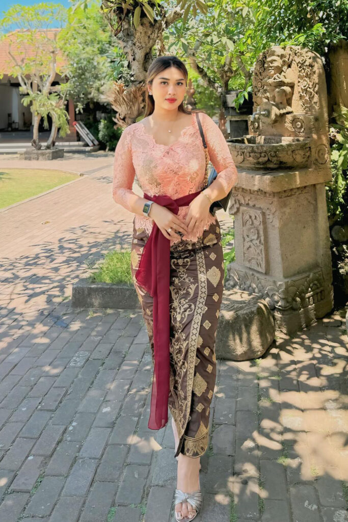 Kebaya Baju Tradisional Bali Seksi Sri Ayu Tarisa Kebaya