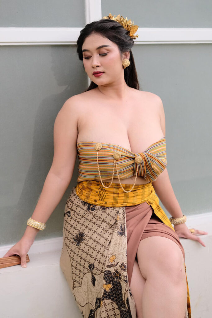 Kebaya Baju Tradisional Bali Seksi Sri Ayu Tarisa Pose pasrah