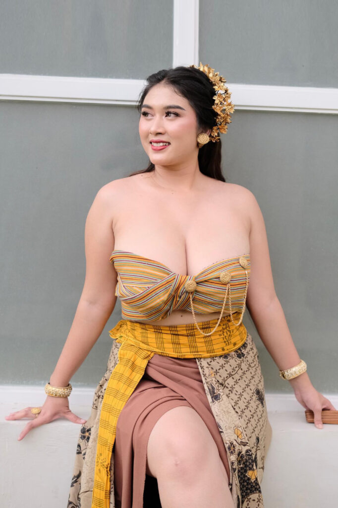 Kebaya Baju Tradisional Bali Seksi Sri Ayu Tarisa paha gede