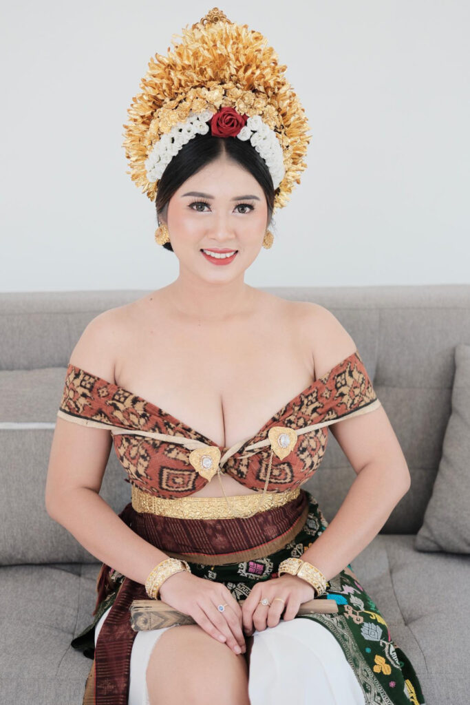 Kebaya Baju Tradisional Bali Seksi Sri Ayu Tarisa senyum manis