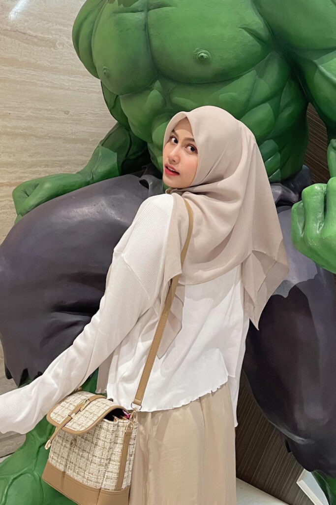 Maharraozra Selebgram Jilbab Cantik backpose