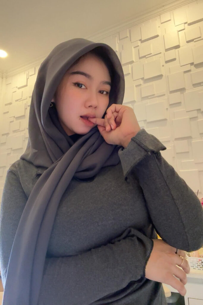 Selebgram Hijab Seksi Bigo Niswahbm Gigit Jari manis