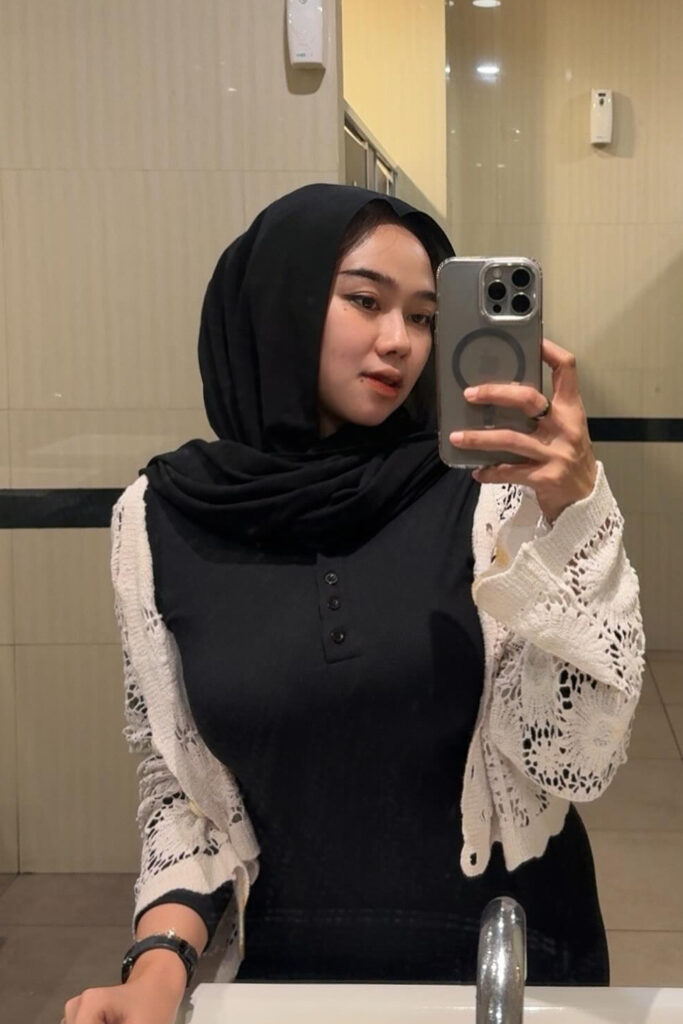 Selebgram Hijab Seksi Bigo Niswahbm Hitam Selfi di Kamar Mandi