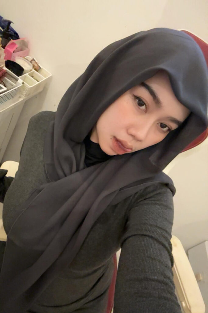 Selebgram Hijab Seksi Bigo Niswahbm Melet seksi di kamar kos