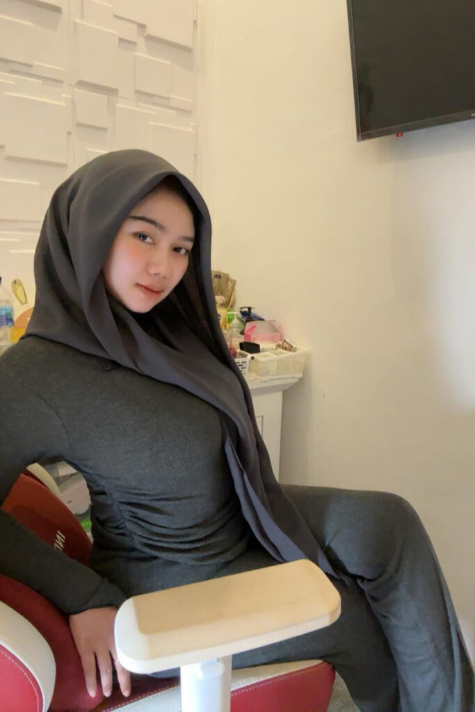 Selebgram Hijab Seksi Bigo Niswahbm Pose duduk busung dada