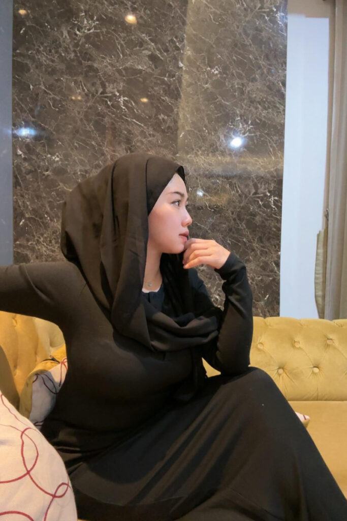 Selebgram Hijab Seksi Bigo Niswahbm duduk melamun