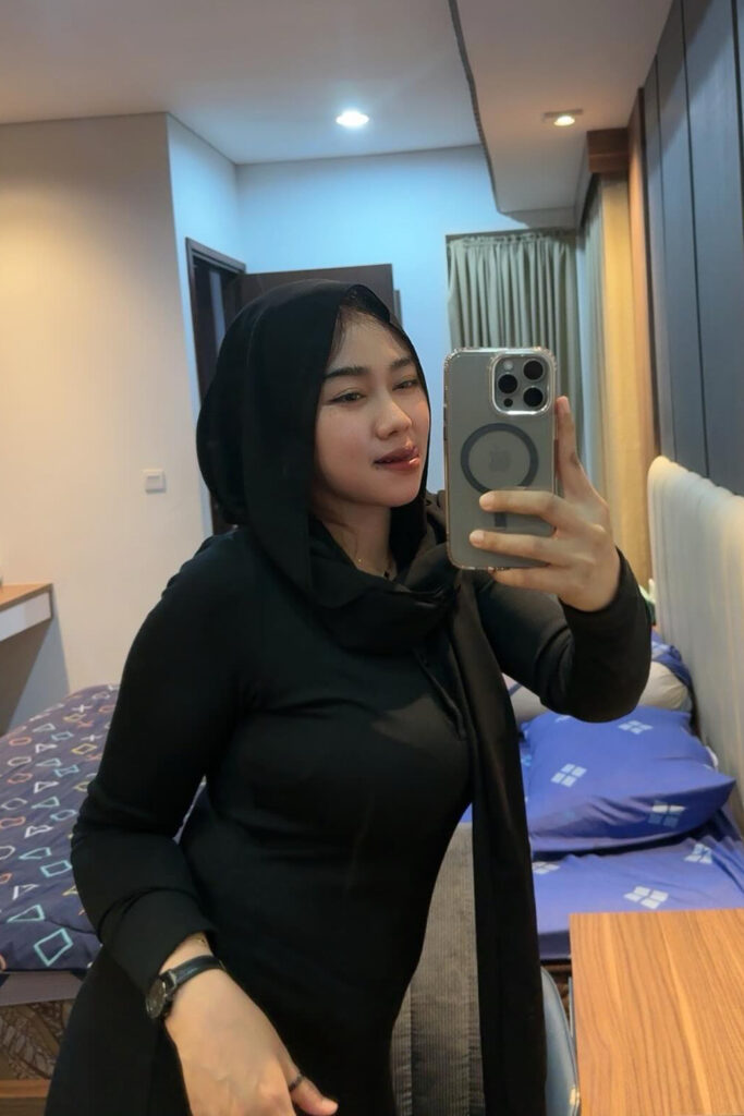 Selebgram Hijab Seksi Bigo Niswahbm lidah melet