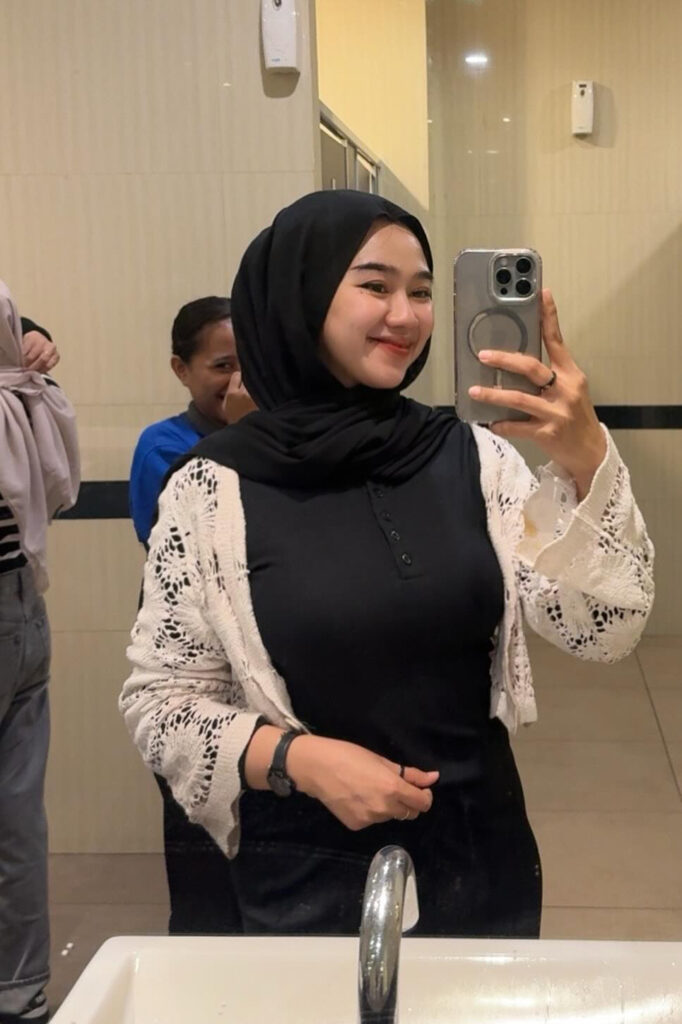 Selebgram Hijab Seksi Bigo Niswahbm senyum manis Toge