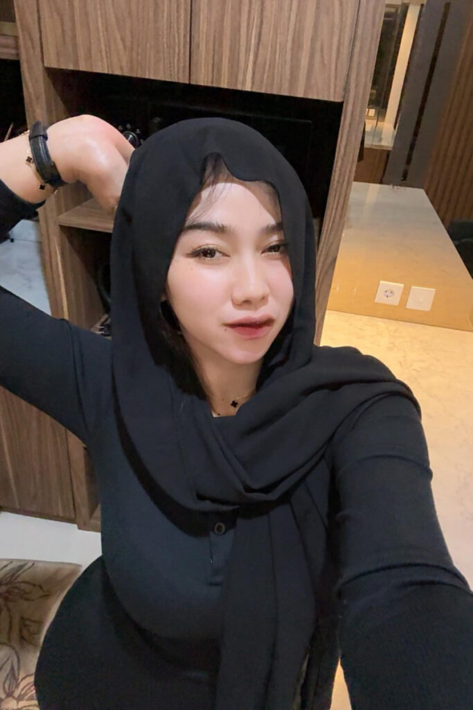 Selebgram Hijab Seksi Bigo Niswahbm tatapan mata genit