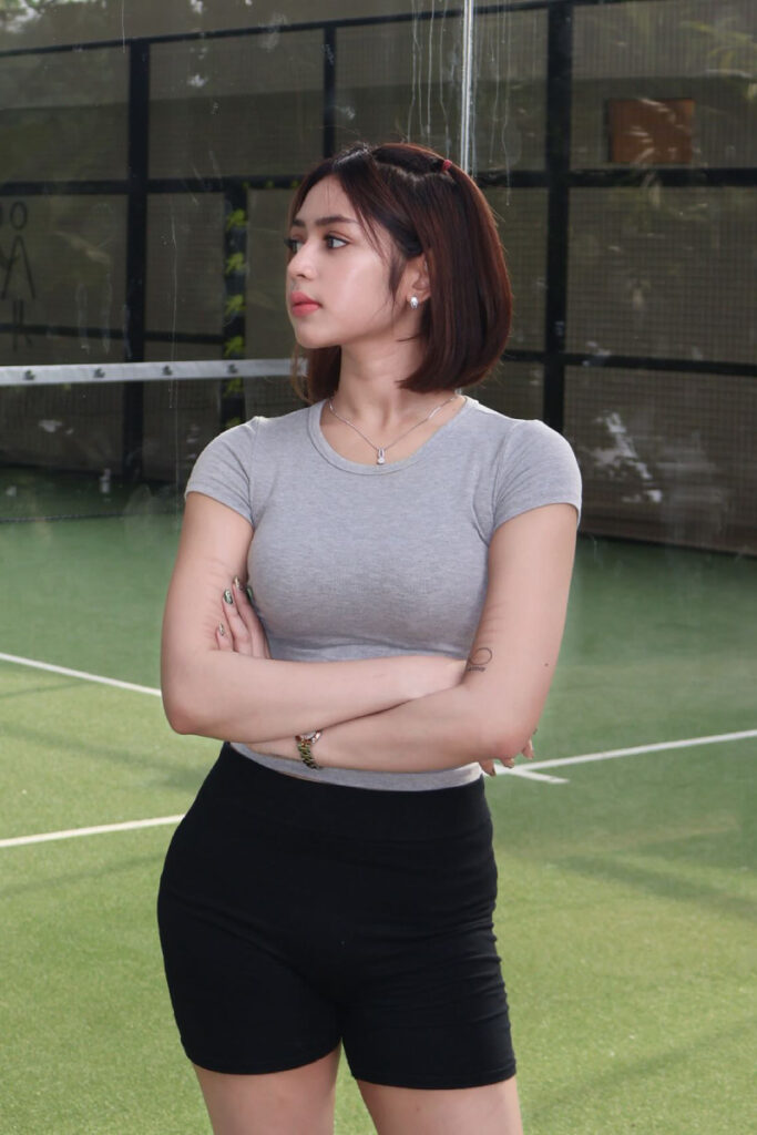 Selebgram Makassar Seksi Nira Baju kaos ketat