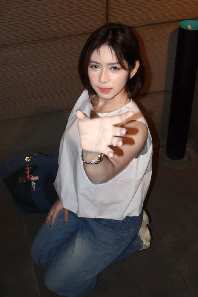 Selebgram Makassar Seksi Nira Pose jongkok Sipa ngocok