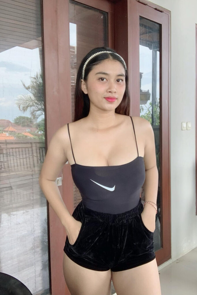 Selebgram Seksi Sri Ayu Tarisa tanktop tipis