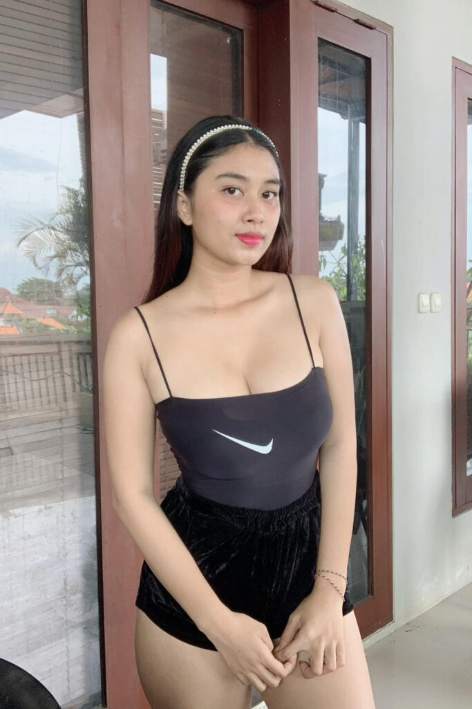 Selebgram Seksi Sri Ayu Tarisa tanktop tipis nike