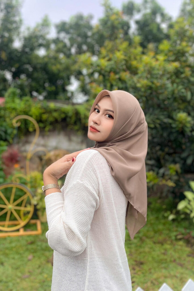 Side pose menggoda selebgram hijab maharra ozra