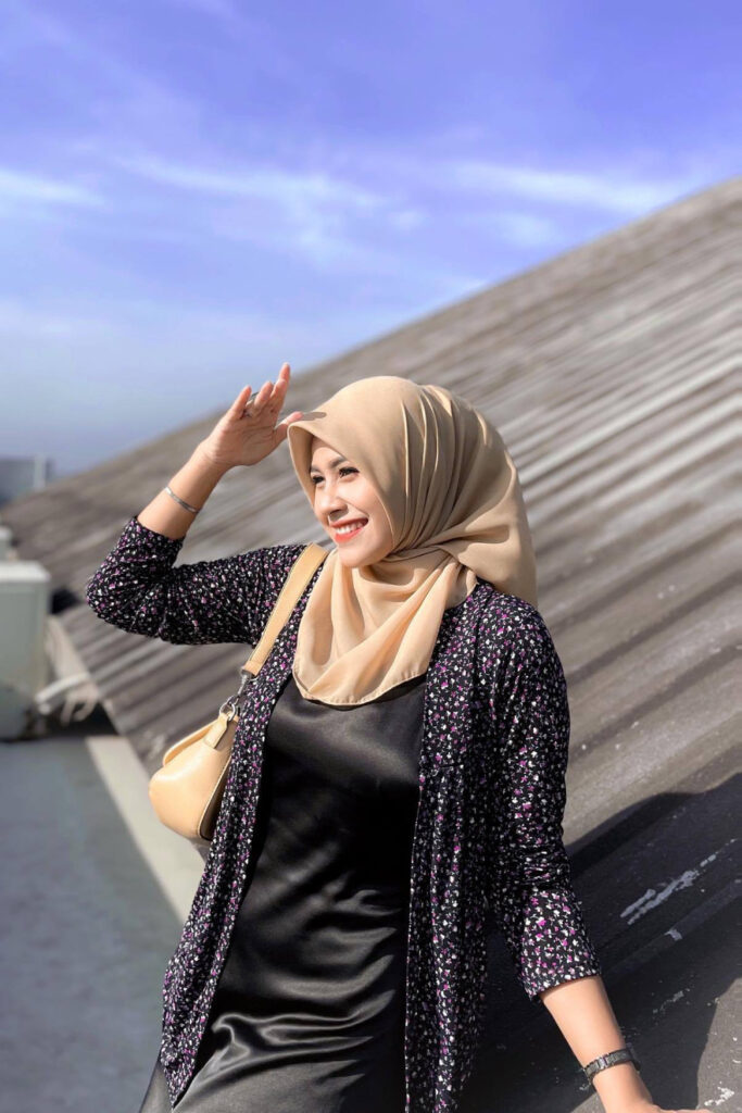 dress satin hitam licin selebgram hijab maharra ozra