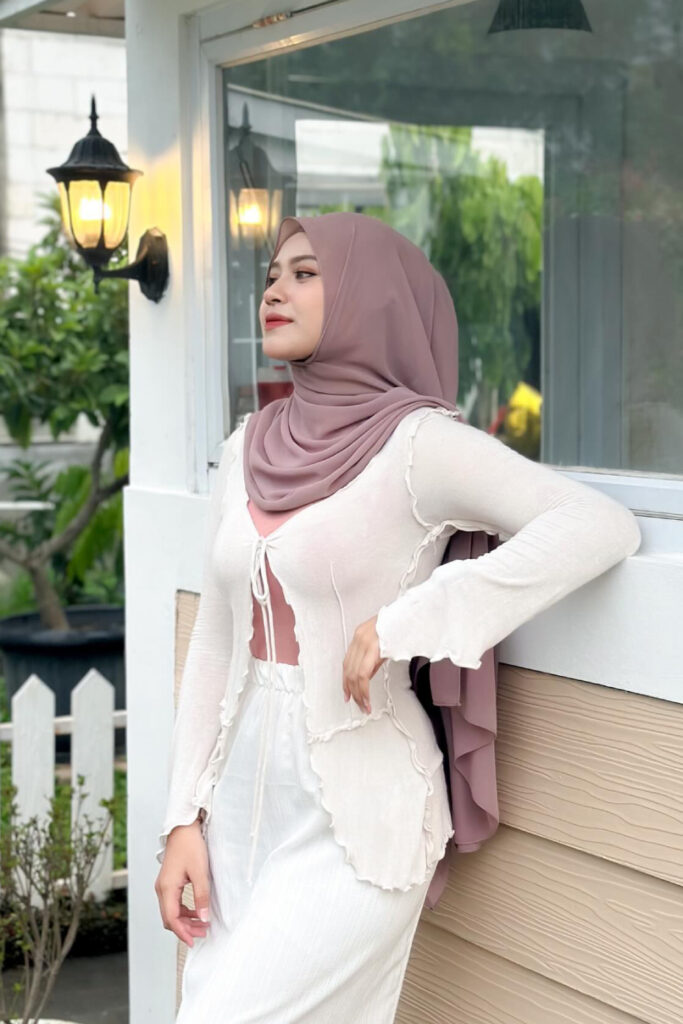 selebgram hijab maharra ozra pose selbgram