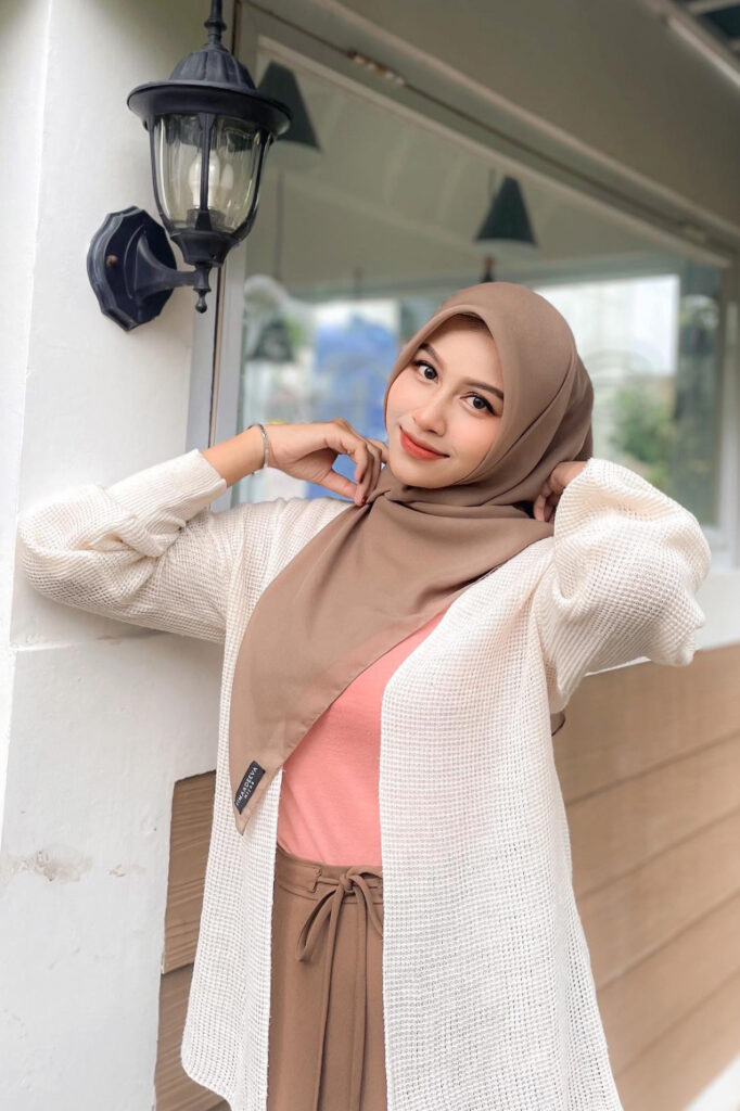 selebgram hijab maharra ozra senyum indah bibir tebal