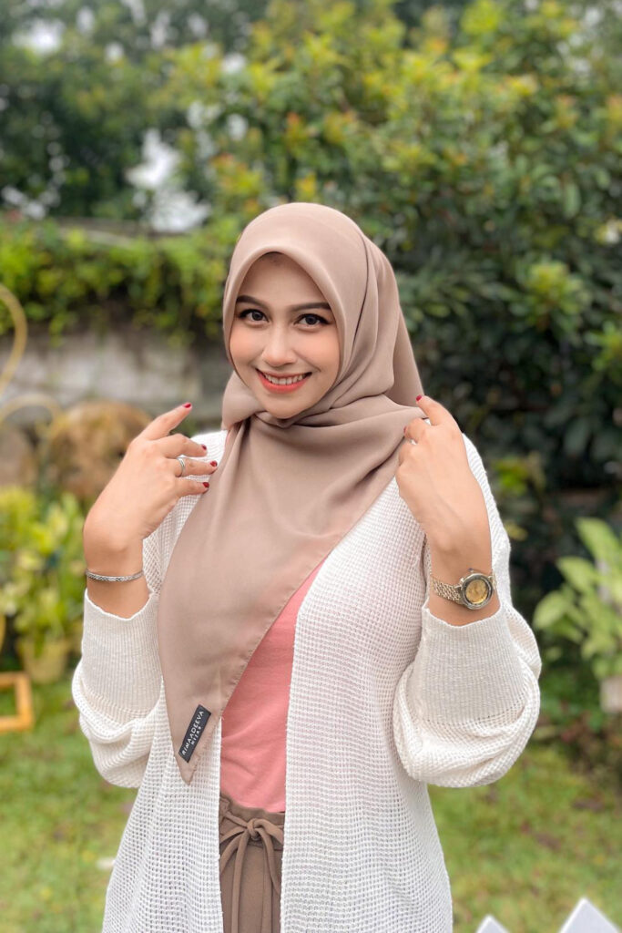 senyum imut dan cantik selebgram hijab maharra ozra