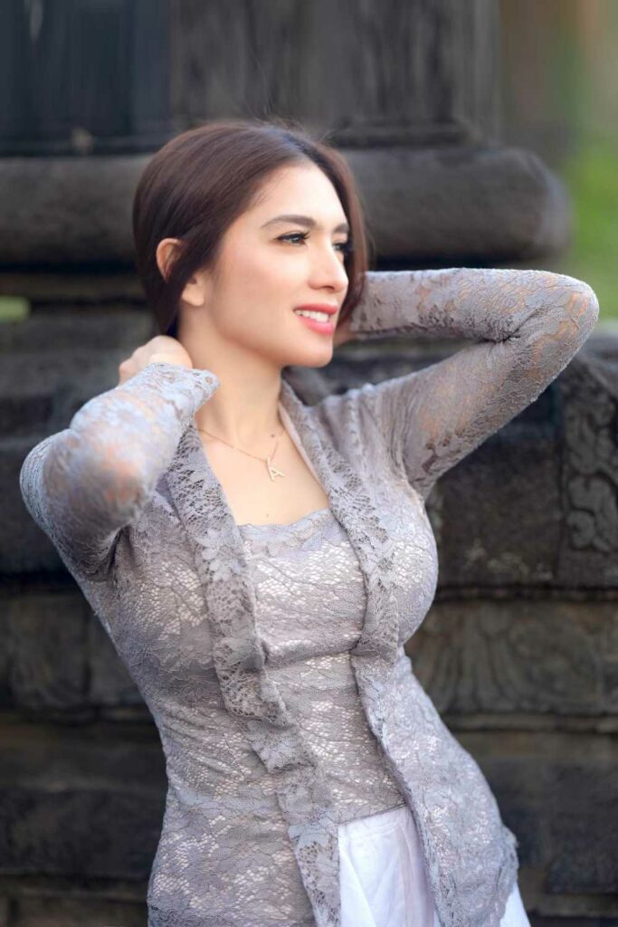 Angel Karamoy Artis Seksi Kebaya Silver