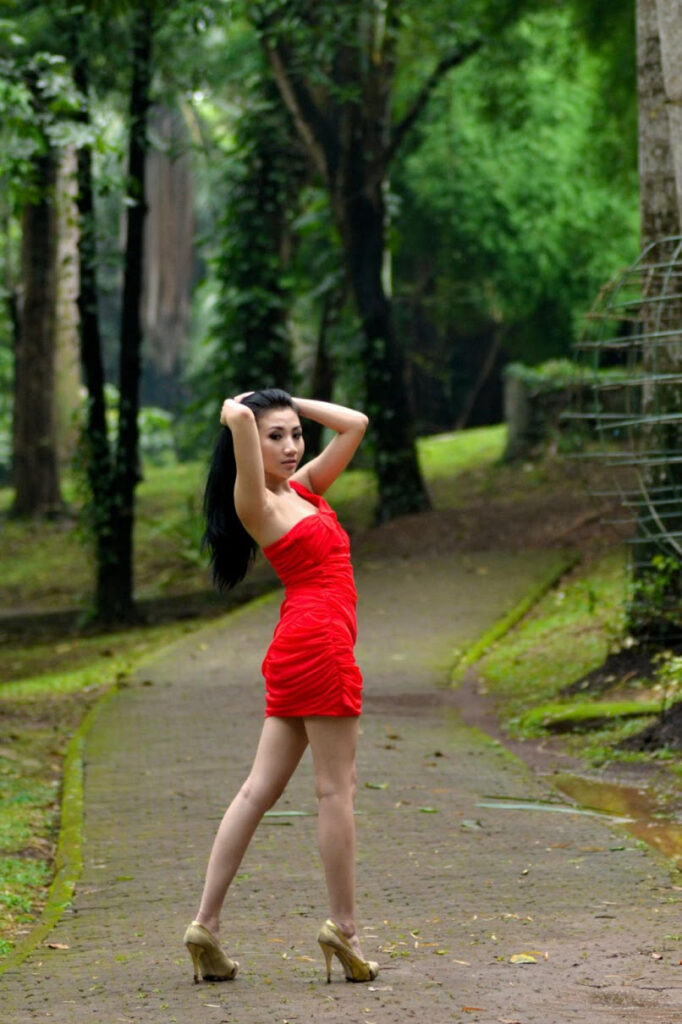 Backpose seksi Ade Sagtia Hunting Foto Model