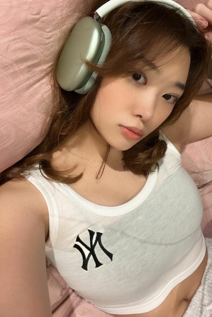 Crop Top Ketat Seksi Livy Renata Pose selfie tidur