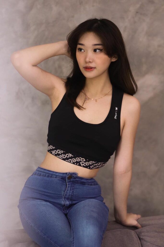 Crop Top Ketat Seksi Livy Renata Sport BRa hItam Seksi