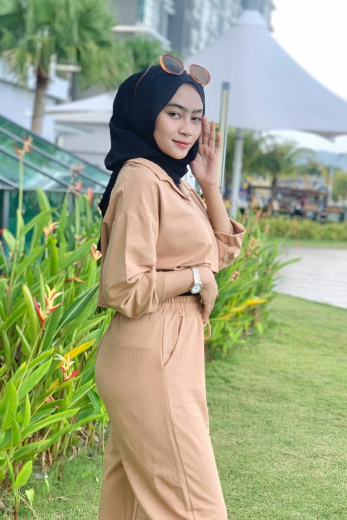 Eyny Mawar Jilbab Hot Menggoda