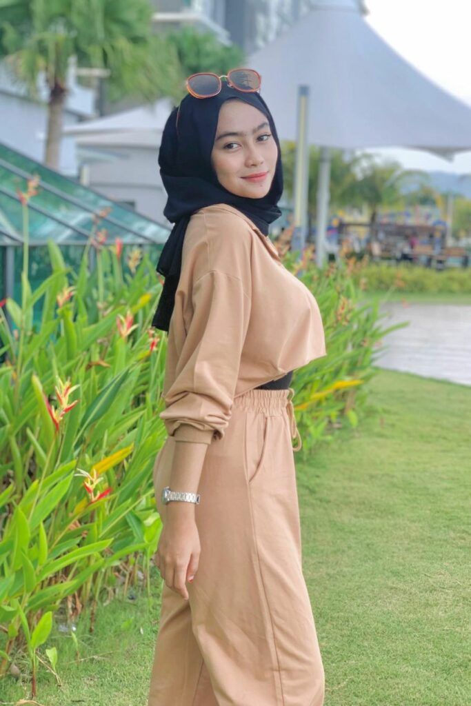 Eyny Mawar Jilbab Hot Pose Busung Dada