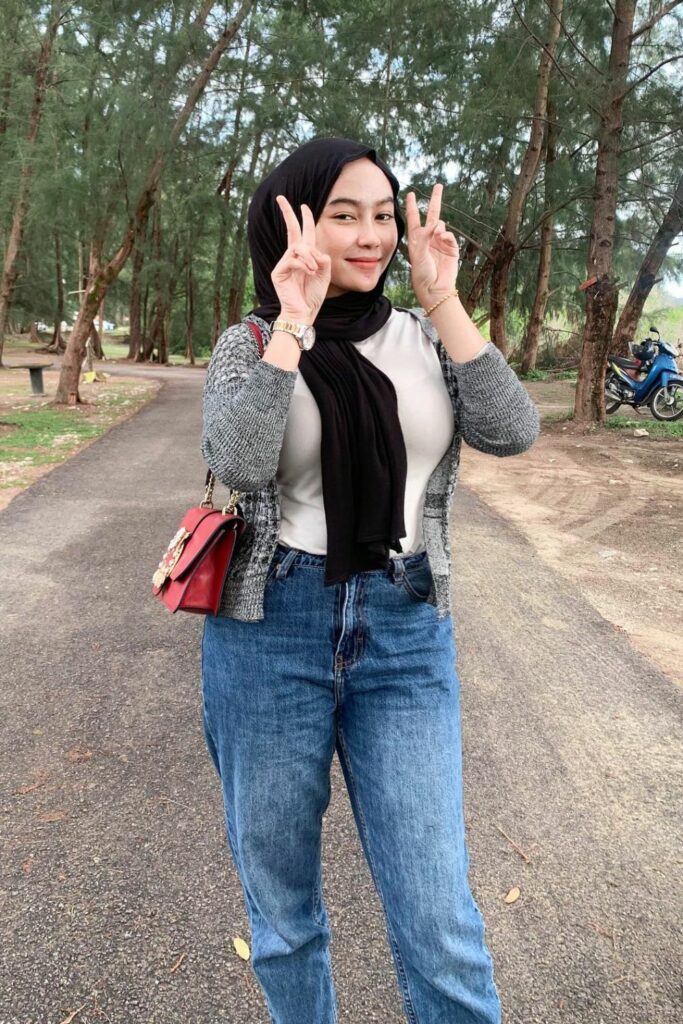 Eyny Mawar Jilbab Hot Pose dua