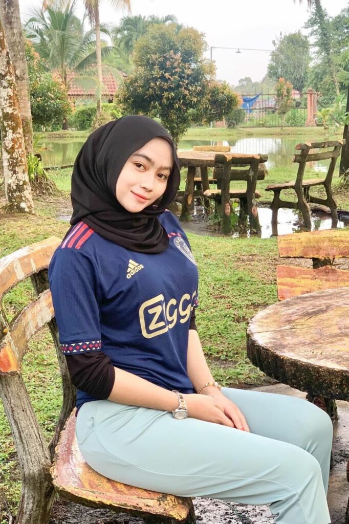 Eyny Mawar Selebgram Seksi Hijab Malaysia Jearsey Bola Manis