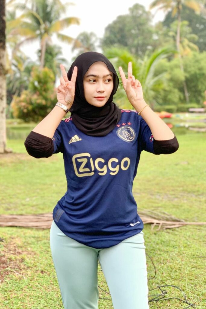 Eyny Mawar Selebgram Seksi Hijab Malaysia Jearsey Bola Paha Mulus