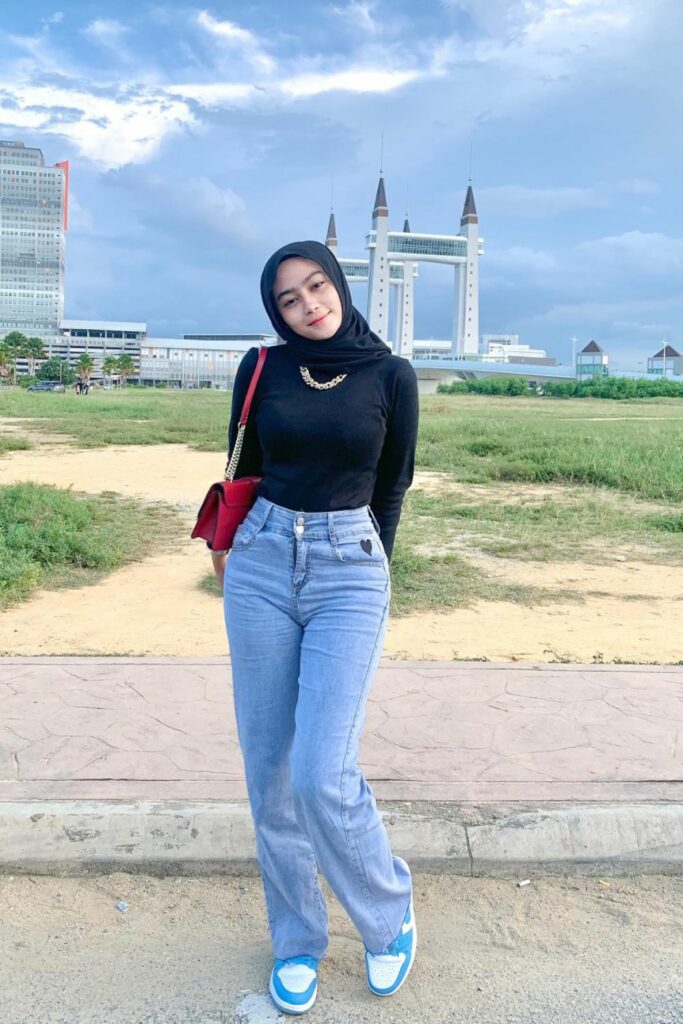 Eyny Mawar Selebgram Seksi Hijab Malaysia Kaos Hitam Ketat