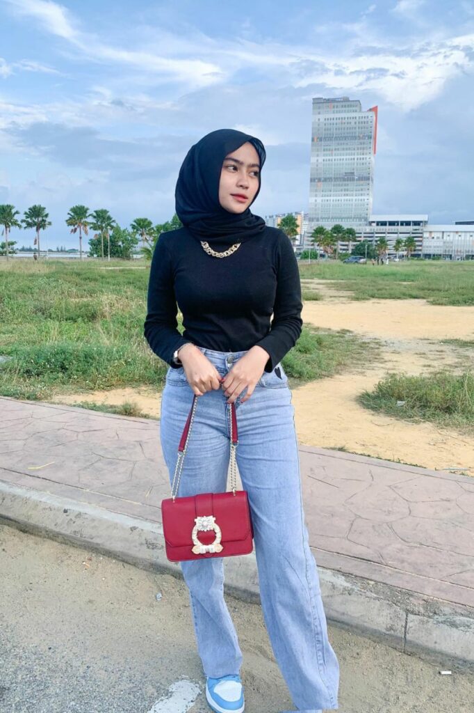 Eyny Mawar Selebgram Seksi Hijab Malaysia celana Jeans Ketat