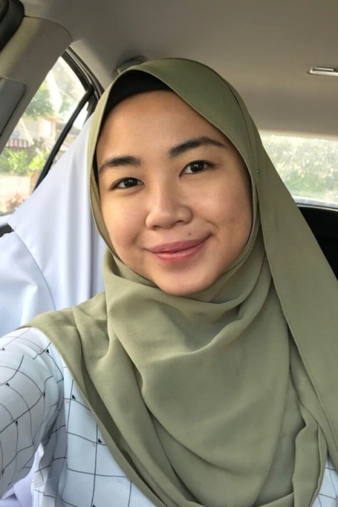 Fatin Muslim Hijab Malay selfie dalam mobil