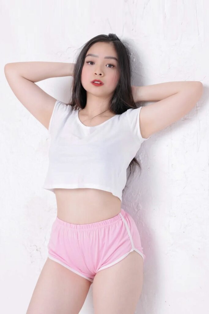 Hot Pant Paha Mulus Ancilla Olivia Nyeplak