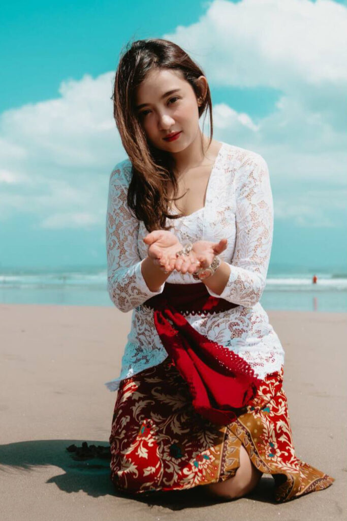 Meisita Lomania Selebgram Seksi Sarung BAtik dipantai kebaya putih hot