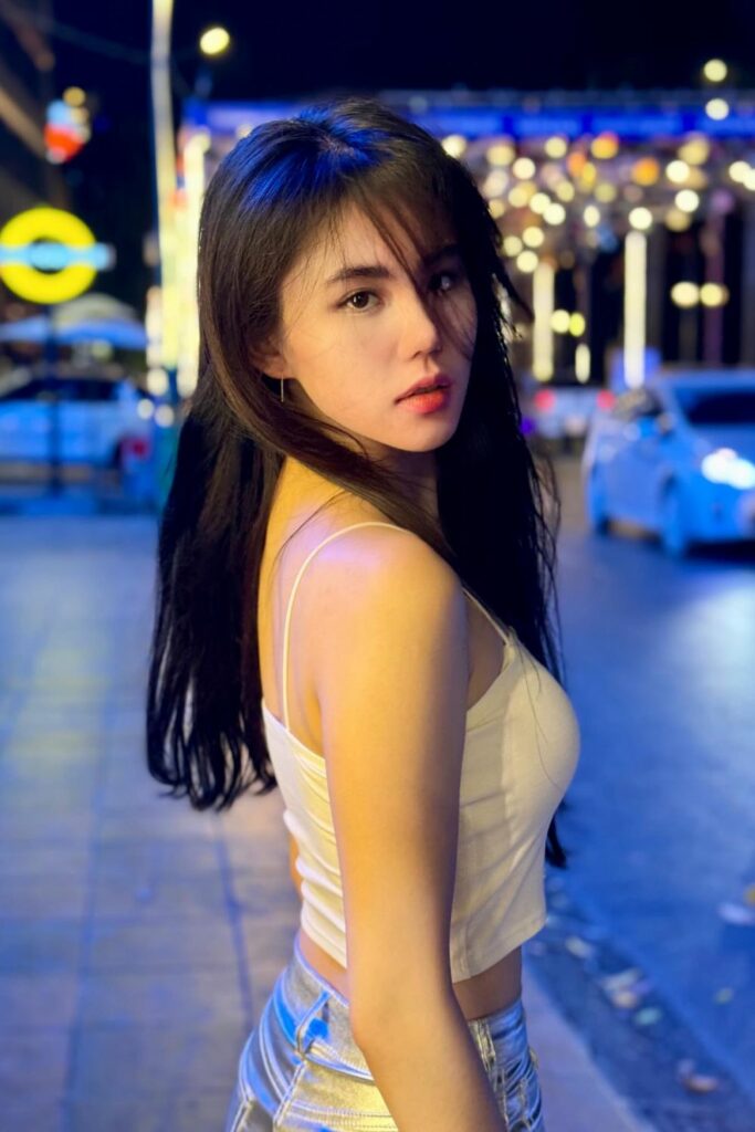 Model Tomboy Seksi Zoe Levana Busung dada