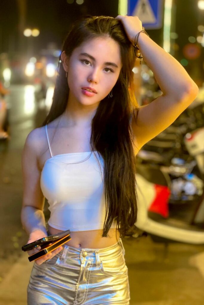 Model Tomboy Seksi Zoe Levana Pamer ketek mulus