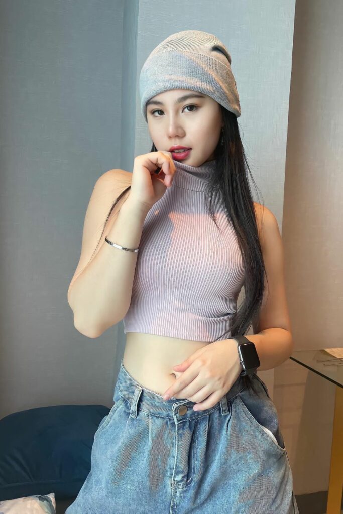 Model Tomboy Seksi Zoe Levana Tatapan mata menggoda