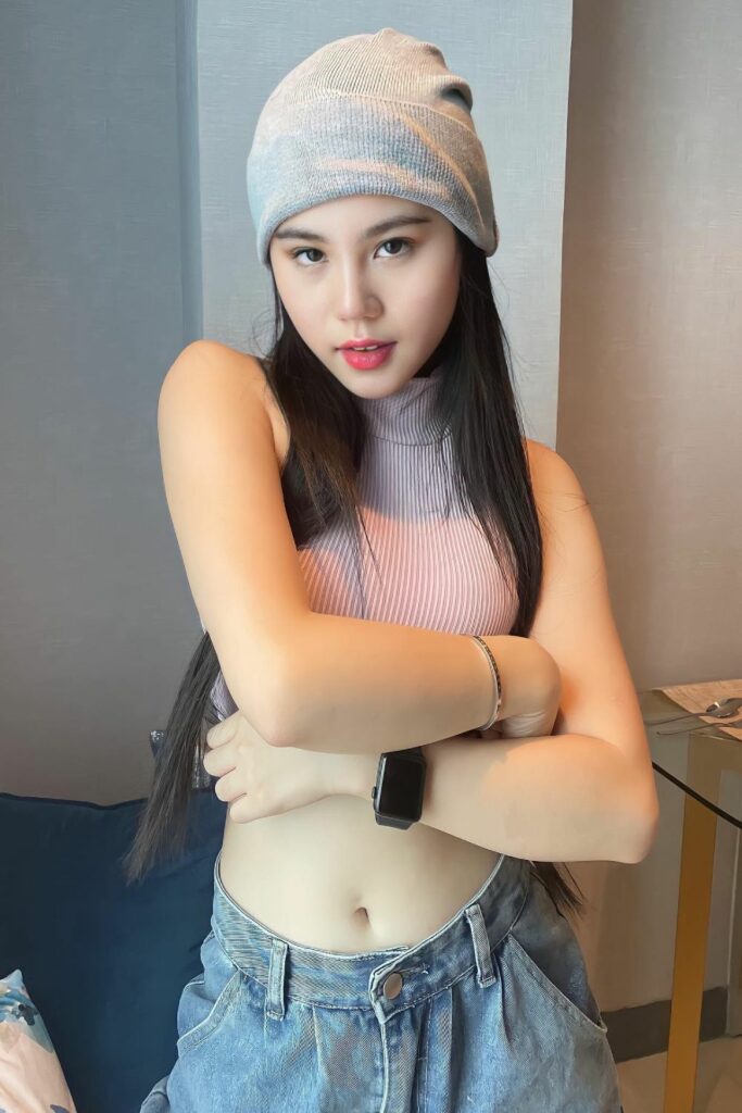 Model Tomboy Seksi Zoe Levana pose lipat tangan