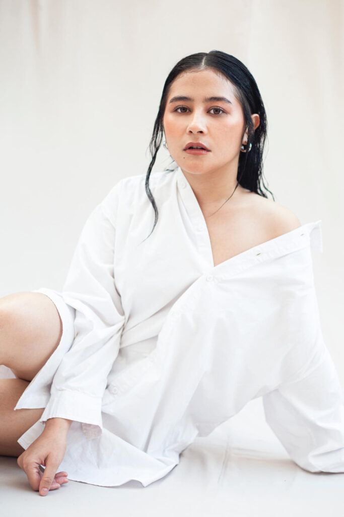 Photoshoot Foto Studi Prilly Latuconsina Buka kancing baju atas