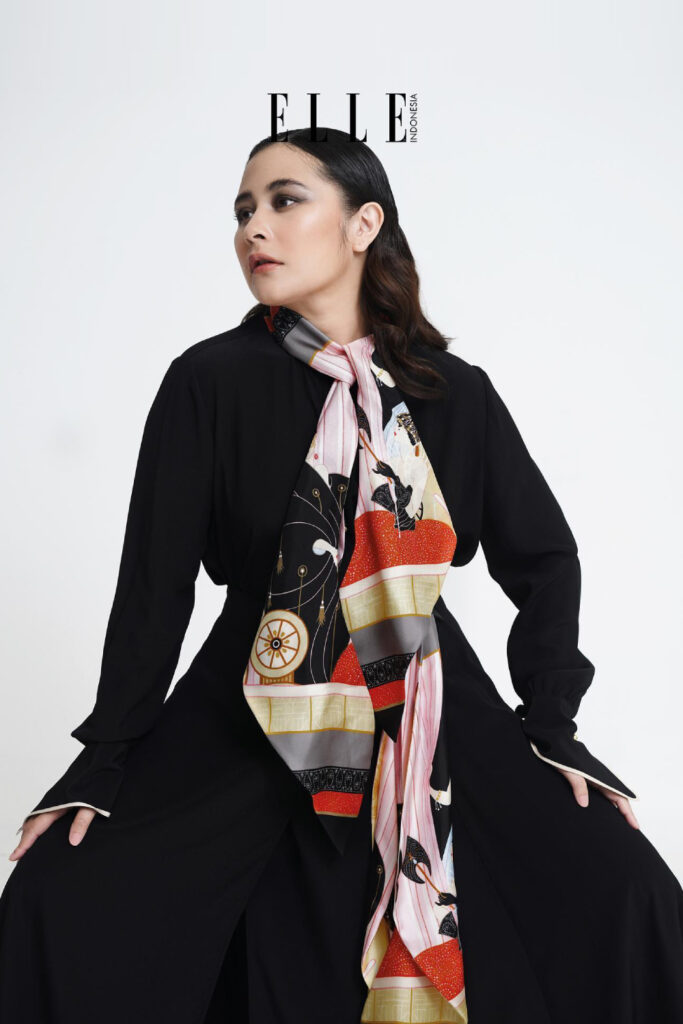 Photoshoot Foto Studi Prilly Latuconsina Eksotis Pose